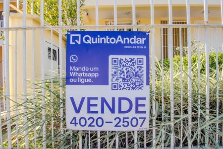 Casa à venda com 252m², 4 quartos e 2 vagas Casa à venda com 252m², 4 quartos e 2 vagasPlaquinha