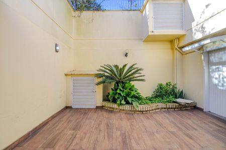 Casa à venda com 252m², 4 quartos e 2 vagas Casa à venda com 252m², 4 quartos e 2 vagasÁrea Externa