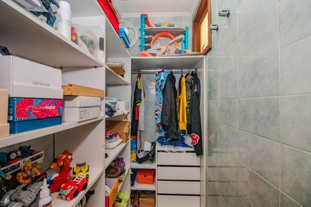 Casa à venda com 252m², 4 quartos e 2 vagas Casa à venda com 252m², 4 quartos e 2 vagasCloset do Quarto 1