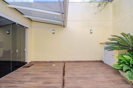 Casa à venda com 252m², 4 quartos e 2 vagas Casa à venda com 252m², 4 quartos e 2 vagasÁrea Externa