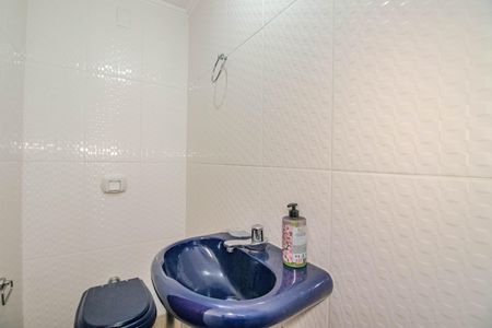 Casa à venda com 252m², 4 quartos e 2 vagas Casa à venda com 252m², 4 quartos e 2 vagasBanheiro Auxiliar