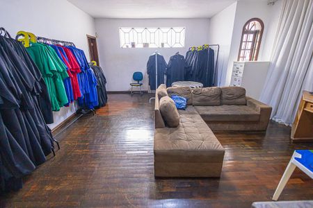 Casa à venda com 390m², 6 quartos e 4 vagassala / 2º andar