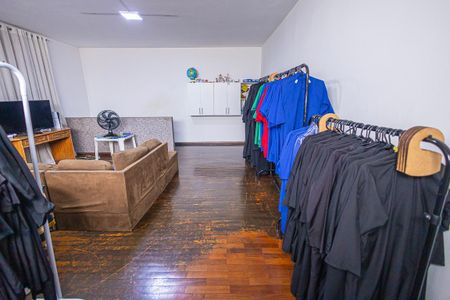 Casa à venda com 390m², 6 quartos e 4 vagassala / 2º andar