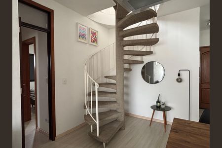 Apartamento para alugar com 110m², 2 quartos e 2 vagas Apartamento para alugar com 110m², 2 quartos e 2 vagasEscada