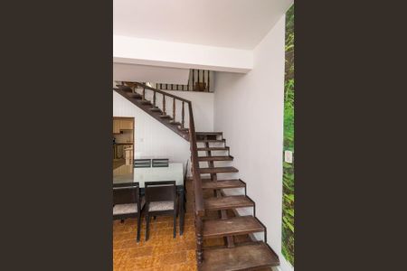 Sala - Acesso ao 2º andar de casa à venda com 4 quartos, 240m² em Brás de Pina, Rio de Janeiro
