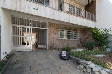 Casa à venda com 240m², 4 quartos e 4 vagasVaranda e garagem