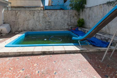 Casa à venda com 240m², 4 quartos e 4 vagasVaranda dos fundos - Piscina