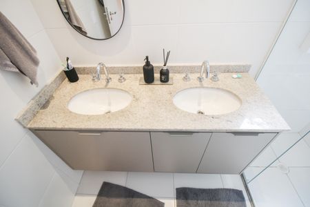 Apartamento à venda com 130m², 3 quartos e 2 vagas Apartamento à venda com 130m², 3 quartos e 2 vagasBanheiro 2 - Quarto Suite 1