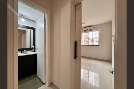 Apartamento à venda com 94m², 2 quartos e 1 vaga Apartamento à venda com 94m², 2 quartos e 1 vagaBanheiro social - corredor de acesso