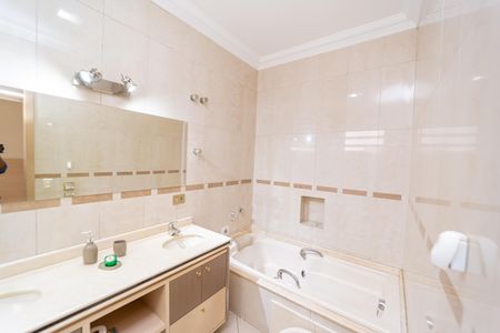 Casa à venda com 320m², 3 quartos e 2 vagasBanheiro da Suíte 2