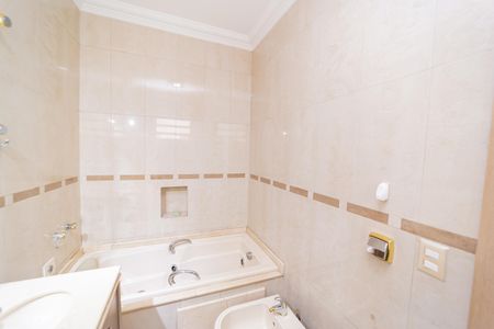 Casa à venda com 320m², 3 quartos e 2 vagasBanheiro da Suíte 2