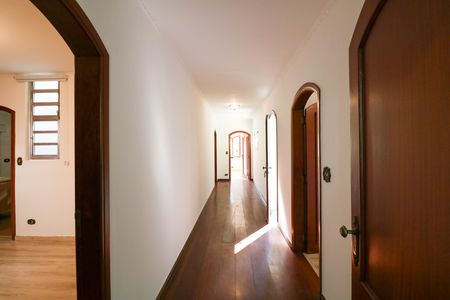 Casa à venda com 412m², 4 quartos e 6 vagas Casa à venda com 412m², 4 quartos e 6 vagasCorredor