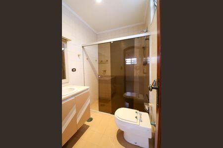Casa à venda com 412m², 4 quartos e 6 vagas Casa à venda com 412m², 4 quartos e 6 vagasBanheiro da Suíte 1