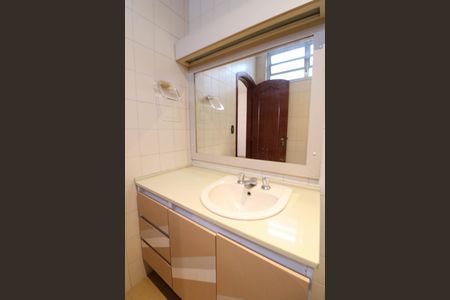 Casa à venda com 412m², 4 quartos e 6 vagas Casa à venda com 412m², 4 quartos e 6 vagasBanheiro da Suíte 1