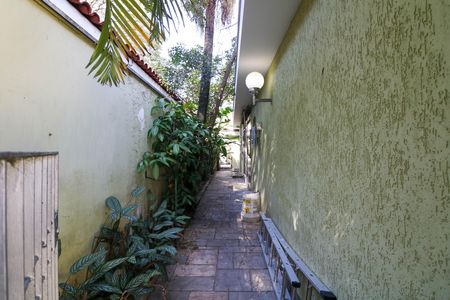 Casa à venda com 412m², 4 quartos e 6 vagas Casa à venda com 412m², 4 quartos e 6 vagasCorredor lateral