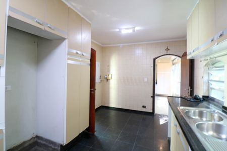 Casa à venda com 412m², 4 quartos e 6 vagas Casa à venda com 412m², 4 quartos e 6 vagasCozinha