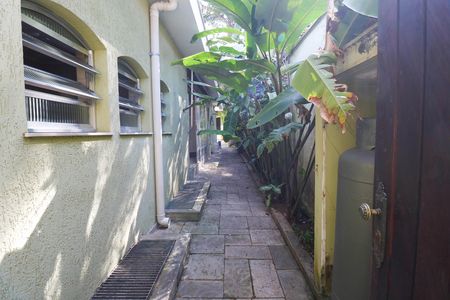 Casa à venda com 412m², 4 quartos e 6 vagas Casa à venda com 412m², 4 quartos e 6 vagasCorredor lateral