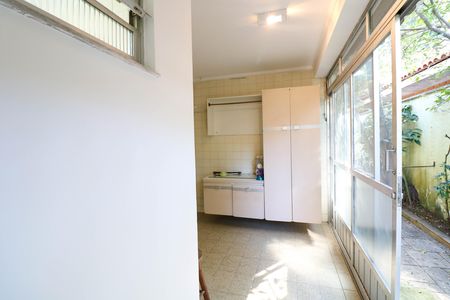 Casa à venda com 412m², 4 quartos e 6 vagas Casa à venda com 412m², 4 quartos e 6 vagasÁrea de Serviço