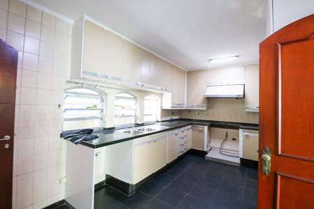 Casa à venda com 412m², 4 quartos e 6 vagas Casa à venda com 412m², 4 quartos e 6 vagasCozinha