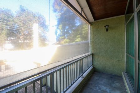 Casa à venda com 412m², 4 quartos e 6 vagas Casa à venda com 412m², 4 quartos e 6 vagasVaranda