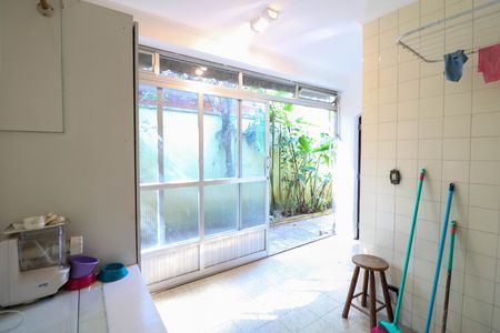 Casa à venda com 412m², 4 quartos e 6 vagas Casa à venda com 412m², 4 quartos e 6 vagasÁrea de Serviço