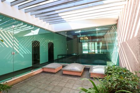 Casa à venda com 412m², 4 quartos e 6 vagas Casa à venda com 412m², 4 quartos e 6 vagasJardim de inverno