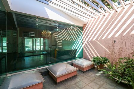 Casa à venda com 412m², 4 quartos e 6 vagas Casa à venda com 412m², 4 quartos e 6 vagasJardim de inverno