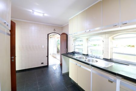 Casa à venda com 412m², 4 quartos e 6 vagas Casa à venda com 412m², 4 quartos e 6 vagasCozinha