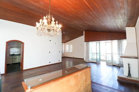 Casa à venda com 412m², 4 quartos e 6 vagas Casa à venda com 412m², 4 quartos e 6 vagasSala