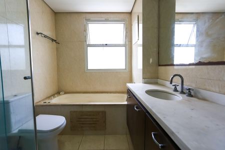 Apartamento à venda com 261m², 4 quartos e 4 vagasBanheiro da Suíte 4