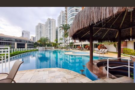 Apartamento à venda com 261m², 4 quartos e 4 vagasÁrea comum - Piscina