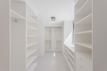 Casa para alugar com 530m², 4 quartos e 3 vagas Casa para alugar com 530m², 4 quartos e 3 vagasCloset da suíte