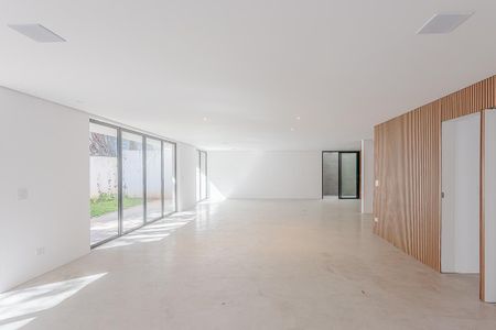 Casa para alugar com 530m², 4 quartos e 3 vagas Casa para alugar com 530m², 4 quartos e 3 vagasSala
