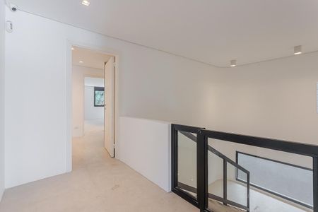 Casa para alugar com 530m², 4 quartos e 3 vagas Casa para alugar com 530m², 4 quartos e 3 vagasCorredor