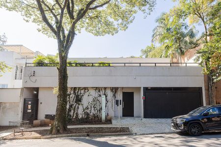 Casa para alugar com 530m², 4 quartos e 3 vagas Casa para alugar com 530m², 4 quartos e 3 vagasFachada