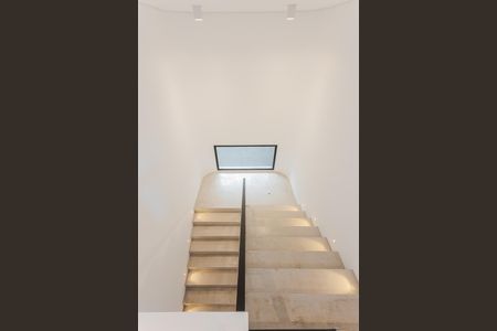 Casa para alugar com 530m², 4 quartos e 3 vagas Casa para alugar com 530m², 4 quartos e 3 vagasEscada
