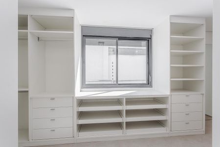 Casa para alugar com 530m², 4 quartos e 3 vagas Casa para alugar com 530m², 4 quartos e 3 vagasCloset da suíte