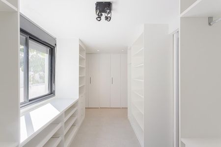 Casa para alugar com 530m², 4 quartos e 3 vagas Casa para alugar com 530m², 4 quartos e 3 vagasCloset da suíte