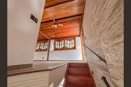 Apartamento à venda com 169m², 3 quartos e 1 vaga Apartamento à venda com 169m², 3 quartos e 1 vagaEscada