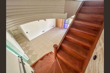 Apartamento à venda com 169m², 3 quartos e 1 vaga Apartamento à venda com 169m², 3 quartos e 1 vagaEscada