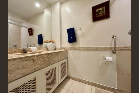 Apartamento à venda com 161m², 4 quartos e 2 vagasBanheiro da Suíte 1