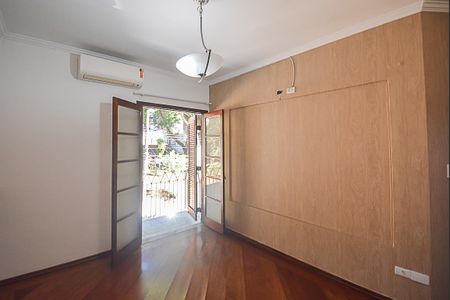 Casa à venda com 250m², 3 quartos e 5 vagas Casa à venda com 250m², 3 quartos e 5 vagasQuarto Suíte