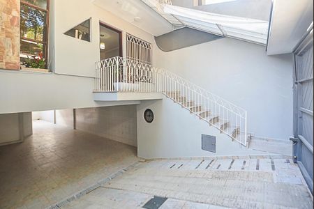 Casa à venda com 250m², 3 quartos e 5 vagas Casa à venda com 250m², 3 quartos e 5 vagasGaragem