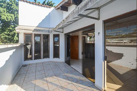 Casa à venda com 250m², 3 quartos e 5 vagas Casa à venda com 250m², 3 quartos e 5 vagasQuintal