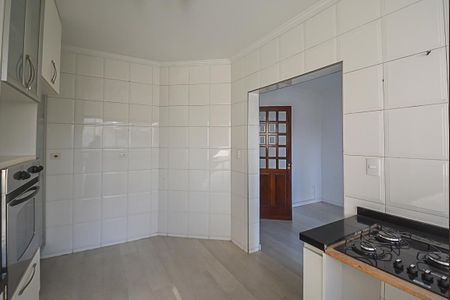 Casa à venda com 250m², 3 quartos e 5 vagas Casa à venda com 250m², 3 quartos e 5 vagasCozinha