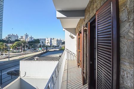 Casa à venda com 250m², 3 quartos e 5 vagas Casa à venda com 250m², 3 quartos e 5 vagasSacada do Quarto 2 e 3