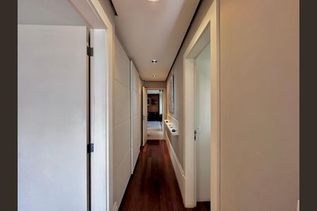 Apartamento à venda com 290m², 4 quartos e 3 vagas Apartamento à venda com 290m², 4 quartos e 3 vagasCorredor