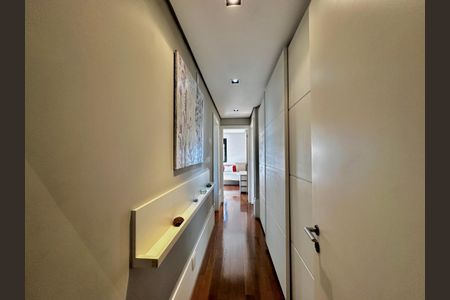 Apartamento à venda com 290m², 4 quartos e 3 vagas Apartamento à venda com 290m², 4 quartos e 3 vagasCorredor