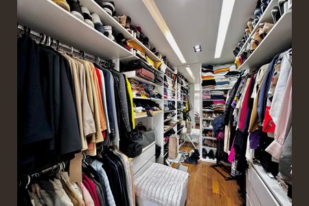Apartamento à venda com 290m², 4 quartos e 3 vagas Apartamento à venda com 290m², 4 quartos e 3 vagasCloset Suíte 3
