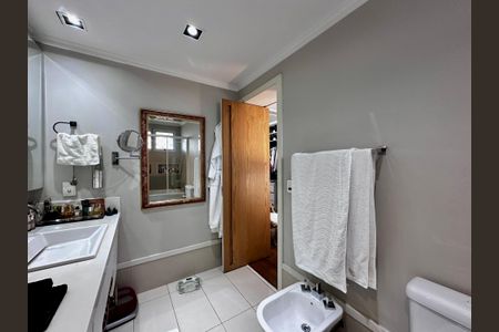 Apartamento à venda com 290m², 4 quartos e 3 vagas Apartamento à venda com 290m², 4 quartos e 3 vagasBanheiro Suíte 3
